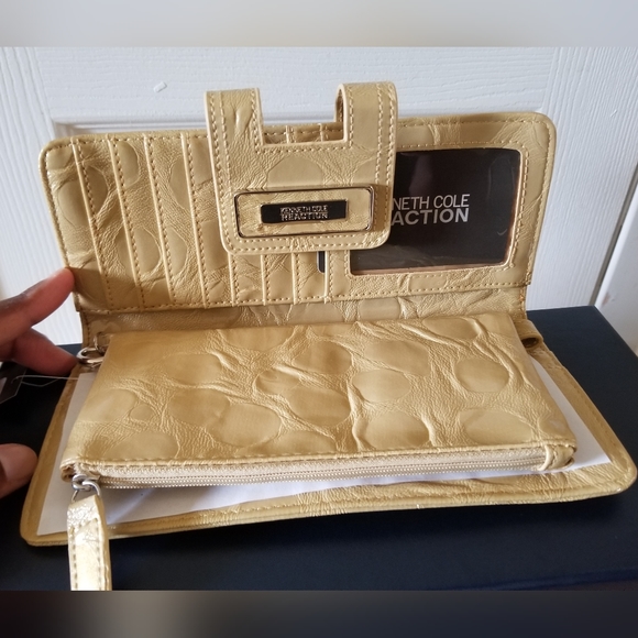 Kenneth Cole Reaction Clutch - Picture 3 of 6